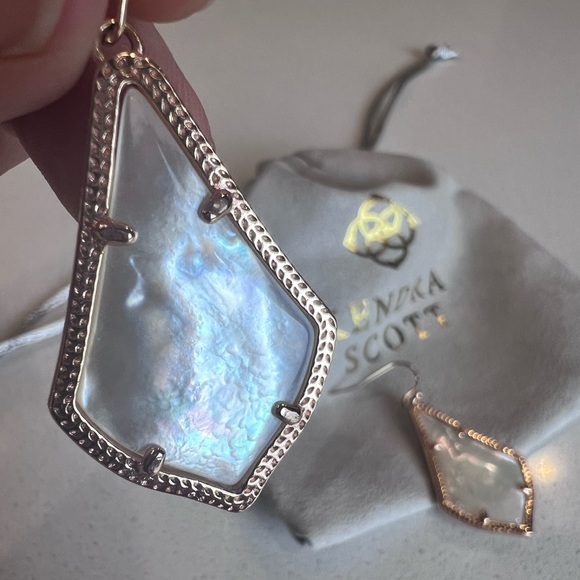 Kendra Scott Alex Drop Earrings in Mother of Pearl / Rose gold - Picture 2 of 2